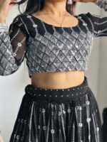 Elegance in Ethnic Kurti Set for Indian Festivals - Image 3